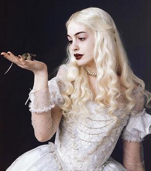 Anne_Hatheway_as_White_Queen_(Through_the_Looking_Glass)